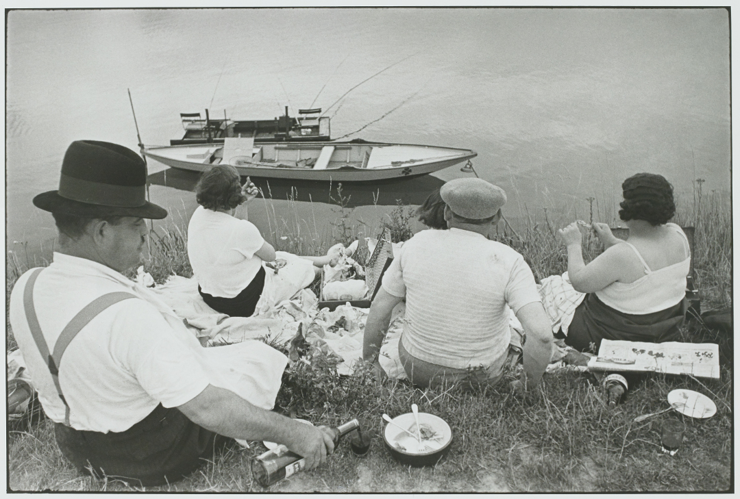 Henri Cartier-Bresson Dimanche sur les bords de Seine [Sunday on the banks of the Seine], France, 1938, épreuve gélatino-argentique de 1973 © Fondation Henri Cartier-Bresson / Magnum Photos