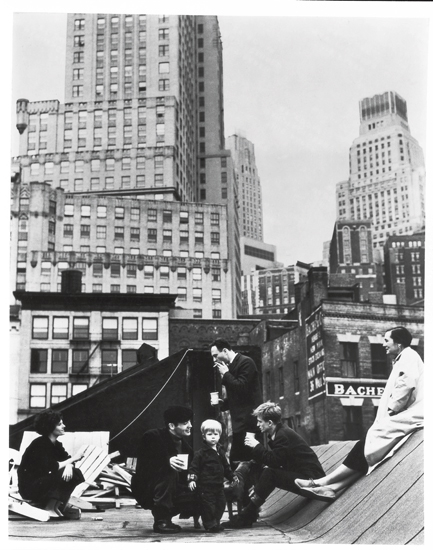 Ellsworth Kelly photographed with Agnes Martin with Jack Youngerman, Robert Indiana and Delphine Seyrig in 1957)