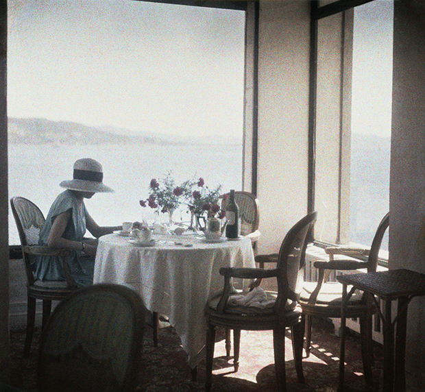 Bibi au Restaurant d'Eden Roc Cap d'Antibes, 1920 1965 Photographie J. H. Lartigue © Ministère de la Culture - France / AAJHL