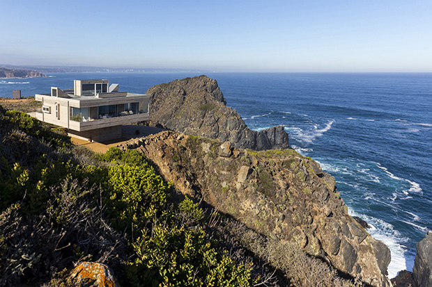 Casa Mirador by Victor Gubbins. Photography by Marcos Mendizabal