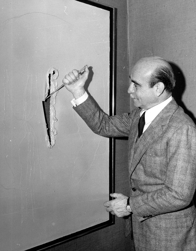 Lucio Fontana assaults a canvas