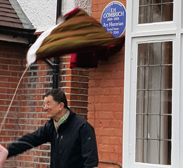 The sculptor Sir Antony Gormley unveils English Heritage's blue plaque dedicated to EH Gombrich, in London, October 2015. Photo by Kim Scott