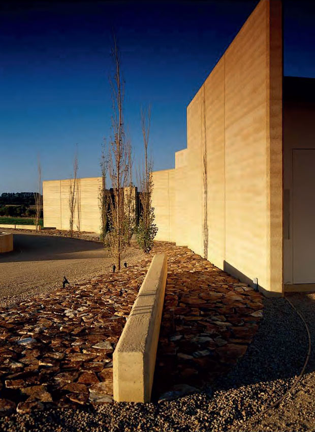 Earth House, Victoria, Australia - Jolson Architects 2003 featured in Elemental Living