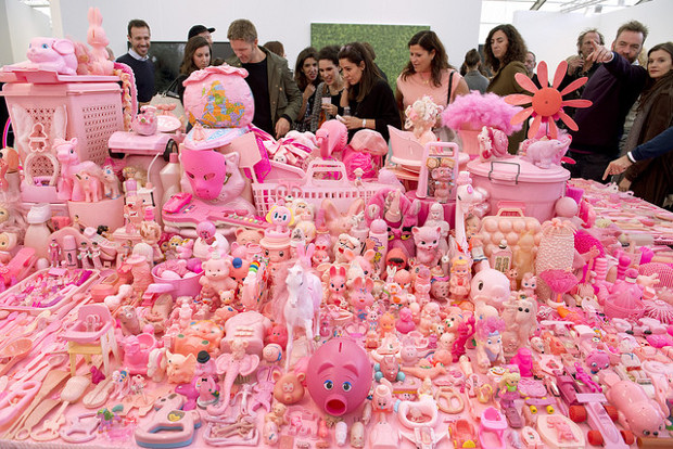 Pink Project: Table (1994/2016) by Portia Munson. Photograph by Linda Nylind. Courtesy of Linda Nylind/Frieze. 