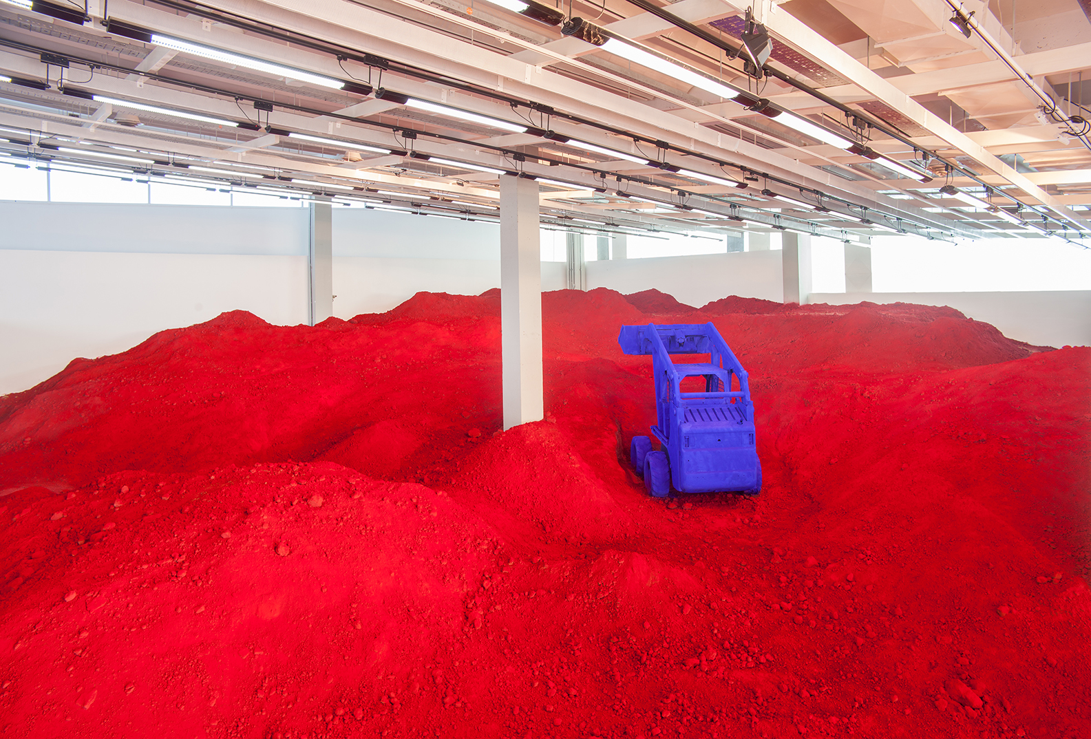 Anish Kapoor beside  Destierro (2017). Image courtesy of Parque de la Memoria