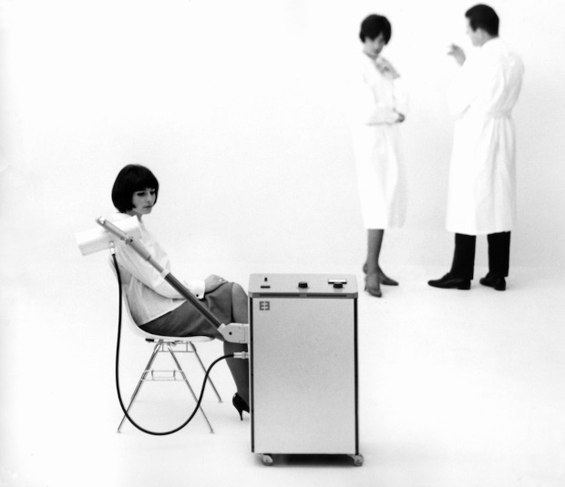 Advertisement for Erbotherm, heat therapy unit. Designers: Tomás Maldonado, with Gui Bonsiepe and Rudolf Scharfenberg. 1962, Manufacturer: Erbe Elektromedizin. Photo by Wolfgang Siol. Courtesy HfG-Archiv / Ulmer Museum